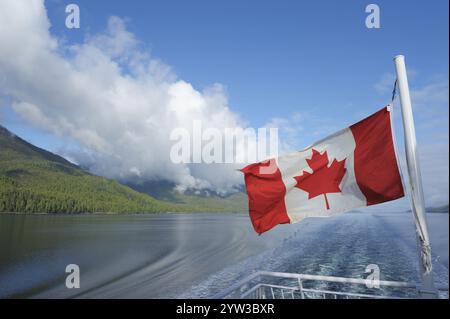 Kanadische Flagge, innerhalb der Passage, British Columbia, Kanada, Nordamerika Stockfoto