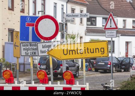 Verkehrsschilder Barriere, Straßensperrung, kein Eintritt, Bewohner frei, Wald der Schilder, Bremen, Deutschland, Europa Stockfoto