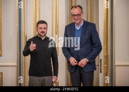 Kiew, Ukraine. Dezember 2024. Friedrich Merz (r), CDU-Kanzler und CDU-Bundesvorsitzender, steht neben dem ukrainischen Präsidenten Wolodymyr Zelenski vor einer gemeinsamen Sitzung im Präsidialamt. Merz verbringt einen Tag in der ukrainischen Hauptstadt. Quelle: Michael Kappeler/dpa/Alamy Live News Stockfoto