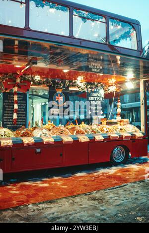 100 Prozent der britischen Süßigkeiten melden sich in der Fudge Company Red Bus in Exeter an Stockfoto