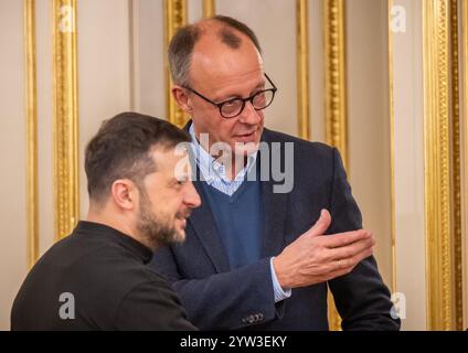 Kiew, Ukraine. Dezember 2024. Friedrich Merz (r), CDU-Kanzler und CDU-Bundesvorsitzender, steht neben dem ukrainischen Präsidenten Wolodymyr Zelenskyi vor einer gemeinsamen Sitzung im Präsidialamt. Merz verbringt einen Tag in der ukrainischen Hauptstadt. Quelle: Michael Kappeler/dpa/Alamy Live News Stockfoto