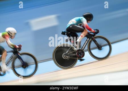 London, Großbritannien. Dezember 2024. Das Scratch-Rennen der Frauen in der UCI Track Champions League im Lee Valley VeloPark, London, England am 6. Dezember 2024. Foto von Phil Hutchinson. Nur redaktionelle Verwendung, Lizenz für kommerzielle Nutzung erforderlich. Keine Verwendung bei Wetten, Spielen oder Publikationen eines einzelnen Clubs/einer Liga/eines Spielers. Quelle: UK Sports Pics Ltd/Alamy Live News Stockfoto
