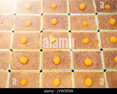 Khanom Mo Kaeng, traditionelles thailändisches süßes Dessert mit Kokospudding. Stockfoto
