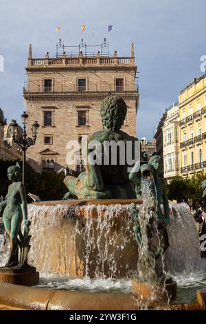 Der Brunnen auf der Plaza de la Virgen in Valencia heißt Turia-Brunnen. Er stellt allegorisch den Turia-Fluss dar, mit einer zentralen männlichen Figur Stockfoto