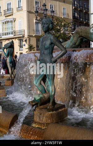 Der Brunnen auf der Plaza de la Virgen in Valencia heißt Turia-Brunnen. Er stellt allegorisch den Turia-Fluss dar, mit einer zentralen männlichen Figur Stockfoto