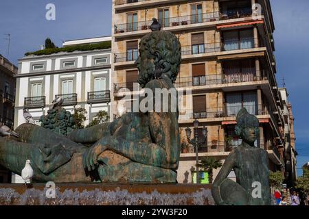 Der Brunnen auf der Plaza de la Virgen in Valencia heißt Turia-Brunnen. Er stellt allegorisch den Turia-Fluss dar, mit einer zentralen männlichen Figur Stockfoto