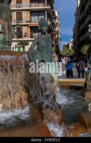 Der Brunnen auf der Plaza de la Virgen in Valencia heißt Turia-Brunnen. Er stellt allegorisch den Turia-Fluss dar, mit einer zentralen männlichen Figur Stockfoto