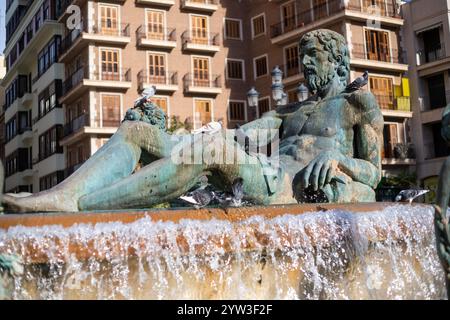 Der Brunnen auf der Plaza de la Virgen in Valencia heißt Turia-Brunnen. Er stellt allegorisch den Turia-Fluss dar, mit einer zentralen männlichen Figur Stockfoto