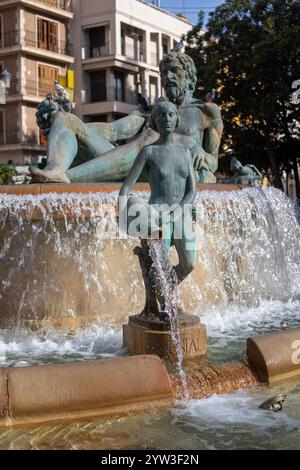 Der Brunnen auf der Plaza de la Virgen in Valencia heißt Turia-Brunnen. Er stellt allegorisch den Turia-Fluss dar, mit einer zentralen männlichen Figur Stockfoto