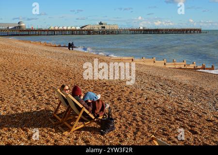 Winternachmittagssonne am Strand, Hastings, East Sussex, England, Vereinigtes Königreich, Europa Stockfoto