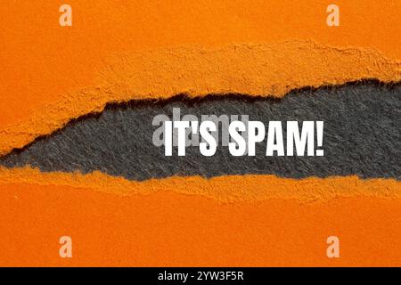 Es ist eine Spam-Nachricht, geschrieben auf gerissenem, gerissenem orangefarbenem Papier mit grauem Hintergrund. Konzeptionell ist das Spam-Symbol. Kopierbereich. Stockfoto