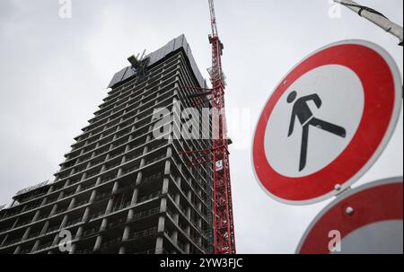 Hamburg, Deutschland. Dezember 2024. Die stillgelegte Baustelle des Elbtower in der Hafencity. Quelle: Christian Charisius/dpa/Alamy Live News Stockfoto