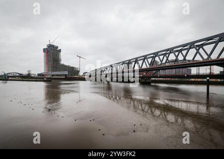 Hamburg, Deutschland. Dezember 2024. Die stillgelegte Baustelle des Elbtower in der Hafencity. Quelle: Christian Charisius/dpa/Alamy Live News Stockfoto