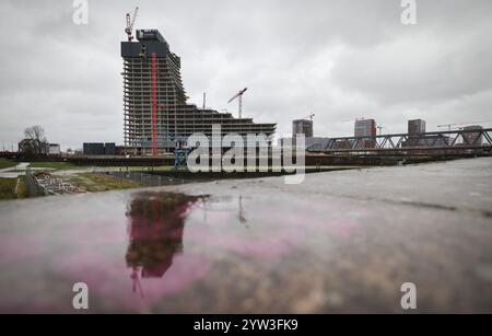 Hamburg, Deutschland. Dezember 2024. Die stillgelegte Baustelle des Elbtower in der Hafencity. Quelle: Christian Charisius/dpa/Alamy Live News Stockfoto