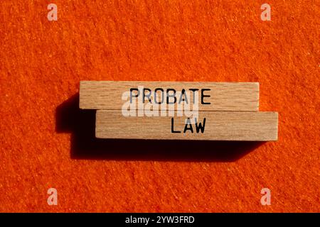 Nachricht zum Nachlassgesetz auf Holzblöcken mit orangefarbenem Hintergrund. Symbol für das konzeptionelle Nachlassgesetz. Kopierbereich. Stockfoto