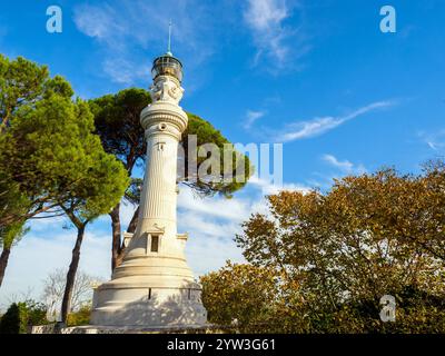 Leuchtturm der Italiener von Argentinien, ein Werk, das 1911, dem fünfzigsten Jahrestag der Gründung des Königreichs Italien, vom Architekten Manfredo Manfredi auf Initiative der Italiener geschaffen wurde, die nach Argentinien auswanderten – Rom, Italien Stockfoto