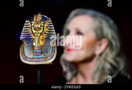 Prag, Tschechische Republik. Dezember 2024. Die ursprüngliche Ausstellung Tutanchamun - sein Grab und Schätze stellt die weltweit größte archäologische Entdeckung in Prag, Tschechien, am 6. Dezember 2024 dar. Dank einer einzigartigen interaktiven Ausstellung erhalten Besucher einen Einblick in das antike Ägypten und erleben das Abenteuer, das Grab Tutanchamuns zu entdecken. Die tschechische Sängerin Bara Basikova. Quelle: Roman Vondrous/CTK Photo/Alamy Live News Stockfoto