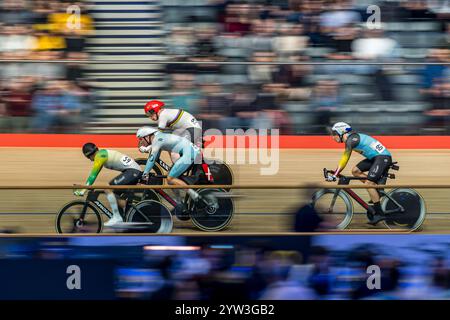 London, Großbritannien. Dezember 2024. Das Eliminierungsrennen der Herren in der UCI Track Champions League im Lee Valley VeloPark, London, England am 6. Dezember 2024. Foto von Phil Hutchinson. Nur redaktionelle Verwendung, Lizenz für kommerzielle Nutzung erforderlich. Keine Verwendung bei Wetten, Spielen oder Publikationen eines einzelnen Clubs/einer Liga/eines Spielers. Quelle: UK Sports Pics Ltd/Alamy Live News Stockfoto
