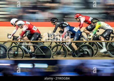 London, Großbritannien. Dezember 2024. Das Eliminierungsrennen der Herren in der UCI Track Champions League im Lee Valley VeloPark, London, England am 6. Dezember 2024. Foto von Phil Hutchinson. Nur redaktionelle Verwendung, Lizenz für kommerzielle Nutzung erforderlich. Keine Verwendung bei Wetten, Spielen oder Publikationen eines einzelnen Clubs/einer Liga/eines Spielers. Quelle: UK Sports Pics Ltd/Alamy Live News Stockfoto