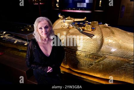 Prag, Tschechische Republik. Dezember 2024. Die ursprüngliche Ausstellung Tutanchamun - sein Grab und Schätze stellt die weltweit größte archäologische Entdeckung in Prag, Tschechien, am 6. Dezember 2024 dar. Dank einer einzigartigen interaktiven Ausstellung erhalten Besucher einen Einblick in das antike Ägypten und erleben das Abenteuer, das Grab Tutanchamuns zu entdecken. Die tschechische Sängerin Bara Basikova. Quelle: Roman Vondrous/CTK Photo/Alamy Live News Stockfoto