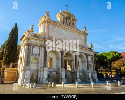 Der Acqua Paola-Brunnen, auch bekannt als Janiculum-Brunnen, ist ein monumentaler Brunnen auf dem Janiculum-Hügel in Rom. Nach einem Entwurf von Giovanni Fontana und Flaminio Ponzio als Terminalausstellung des Aquädukts Trajan zwischen 1610 und 1614 auf Geheiß von Papst Paul V. erbaut, nahm es sein heutiges Erscheinungsbild mit der Renovierung an, die Ende des 17. Jahrhunderts von Carlo Fontana durchgeführt wurde und die fünf bereits existierenden Becken durch ein einziges Becken in Form eines Hemizyklons ersetzte – Rione Trastevere, Rom, Italien Stockfoto