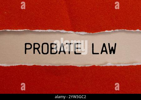 Nachricht zum Nachlassgesetz, geschrieben auf gerissenem rotem Papier mit beigem Hintergrund. Symbol für das konzeptionelle Nachlassgesetz. Kopierbereich. Stockfoto