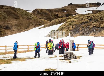 Kreuzfahrttouristen besuchen Sir Earnest Shackletons Grab auf dem Grytviken Cemetery, Südgeorgien Stockfoto