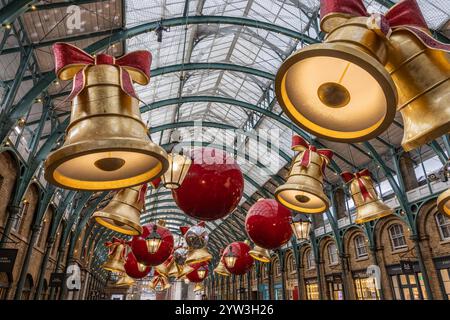 London, Vereinigtes Königreich - 03. Dezember 2024: Covent Garden, London, fröhliches Einkaufszentrum mit Weihnachtsdekoration Stockfoto