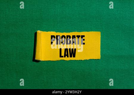 Nachricht zum Nachlassgesetz, geschrieben auf gerissenem gelbem Papierstück mit grünem Hintergrund. Symbol für das konzeptionelle Nachlassgesetz. Kopierbereich. Stockfoto