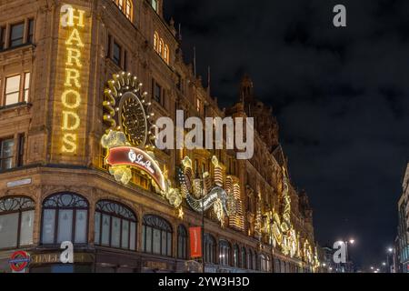 London, Vereinigtes Königreich - 03. Dezember 2024: Nachtsicht London Harrods Kaufhaus mit weihnachtsdekoration Stockfoto