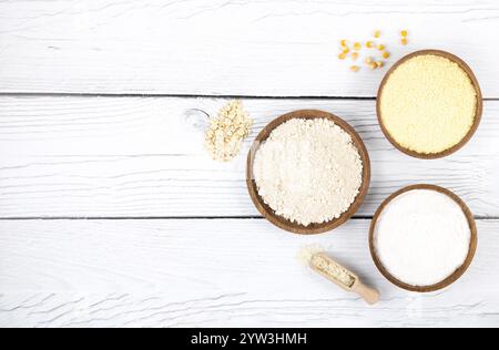 Eine Auswahl glutenfreier Mehle. Backzutaten Hintergrund: Glutenfreier Reis, Mais, Haferflocken auf hölzernem Hintergrund Stockfoto