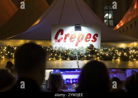 Crepes stehen auf dem Weihnachtszauber Gendarmenmarkt. Der Weihnachtsmarkt am Gendarmenmarkt wird 2022 wegen Re auf den Bebelplatz verlegt Stockfoto