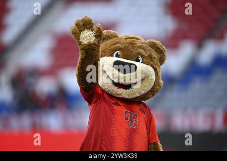 Maskottchen Berni FC Bayern München FCB (12) winken, Gesten Gesten Allianz Arena, München, Bayern, Deutschland, Europa Stockfoto