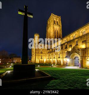 Durham, Großbritannien - 19. März 2024: Nächtlicher Blick auf die Kathedrale von Durham Stockfoto