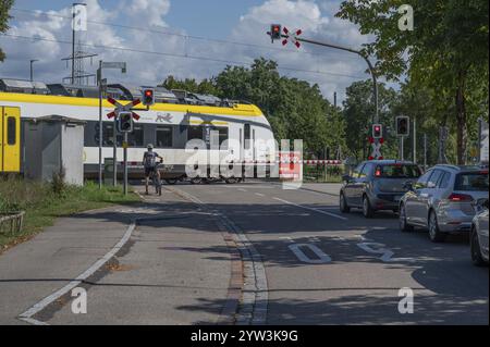 Regionalzug über einen Bahnübergang mit Barrieren, Riegel am Kaiserstuhl, Baden-Württemberg, Deutschland, Europa Stockfoto