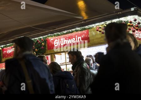 Glühweinstand am Weihnachtszauber Gendarmenmarkt. Der Weihnachtsmarkt am Gendarmenmarkt wird ab 2022 auf den Bebelplatz verlegt Stockfoto
