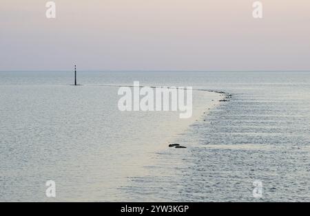 Abendstimmung an der Nordsee, Steingroyne mit Meeresmarke, Nordsee, Norddeich, Niedersachsen, Deutschland, Europa Stockfoto