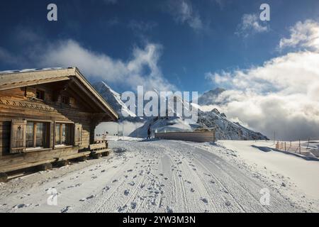 Holzchalet und Skipiste, mit Blick auf Eiger, Mönch und Tschuggen, Grindelwald, Berner Alpen, Kanton Bern, Schweiz, Europa Stockfoto