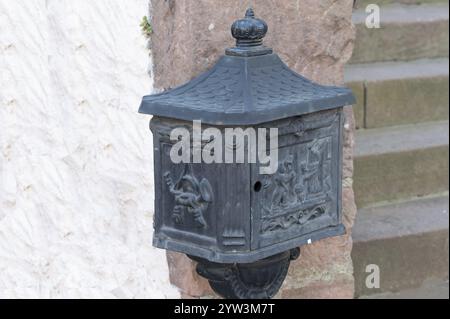 Historischer Briefkasten aus dem 19. Jahrhundert, Marktplatz, Eningen, Baden-Württemberg, Deutschland, Europa Stockfoto