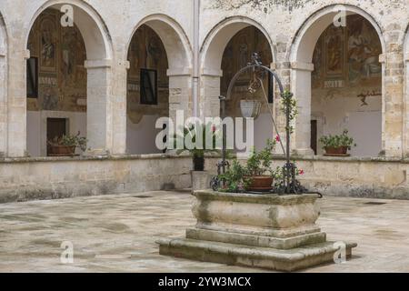 Kreuzgang der Basilika Santa Caterina d'Alessandria, Franziskanerkirche, Galatina, Provinz Lecce, Apulien, Italien, Europa Stockfoto