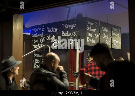 Bratwurststand am Weihnachtszauber Gendarmenmarkt. Der Weihnachtsmarkt am Gendarmenmarkt wird seit 20 Jahren auf den Bebelplatz verlegt Stockfoto