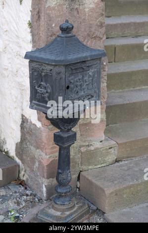 Historischer Briefkasten aus dem 19. Jahrhundert, Marktplatz, Eningen, Baden-Württemberg, Deutschland, Europa Stockfoto