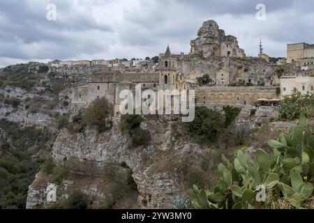 Chiesa di Santa Maria di Idris befindet sich auf der Klippe, die Kirche San Pietro Caveoso am Rande der Klippe, Matera, Basalicata, Süditalien Stockfoto