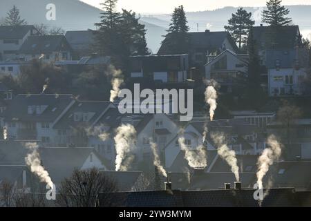 Dächer mit Rauchschornsteinen an einem kalten Wintermorgen, Korb im Remstal, Baden-Württemberg, Deutschland, Europa Stockfoto