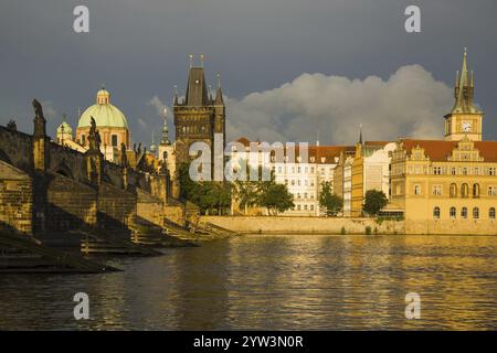 Moldau mit Karlsbrücke, Karluv Most, Altstädter Brückenturm, Bedrich Smetana Museum im ehemaligen Wasserwerk, dahinter das Wasser der Altstadt Stockfoto