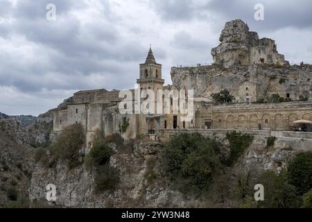 Chiesa di Santa Maria di Idris befindet sich auf der Klippe, die Kirche San Pietro Caveoso am Rande der Klippe auf der linken Seite, Matera, Basalicata, Sou Stockfoto