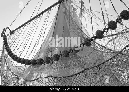 Schleppnetze, die an einem Garnelenschneider hängen, Schwarzweiß, Nordsee, Greetsiel, Niedersachsen, Deutschland, Europa Stockfoto