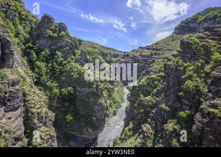Blick von der alten Straßenbrücke (Pont de la Mariee) in die Daluis-Schlucht, Daluis, Departement Alpes-Maritimes, Frankreich, Europa Stockfoto