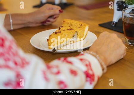 Stück Kuchen auf einem Teller, serviert in gemütlichem Café-Ambiente, Herbstkreationen, Cafe Kuh, Deckenpfronn, Schwarzwald, Deutschland, Europa Stockfoto