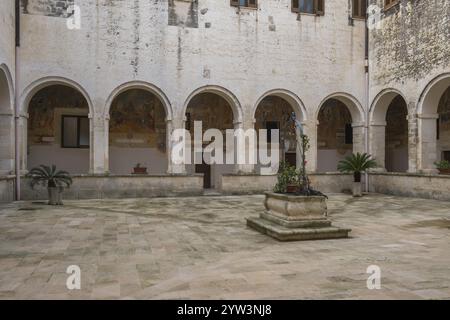 Kreuzgang der Basilika Santa Caterina d'Alessandria, Franziskanerkirche, Galatina, Provinz Lecce, Apulien, Italien, Europa Stockfoto